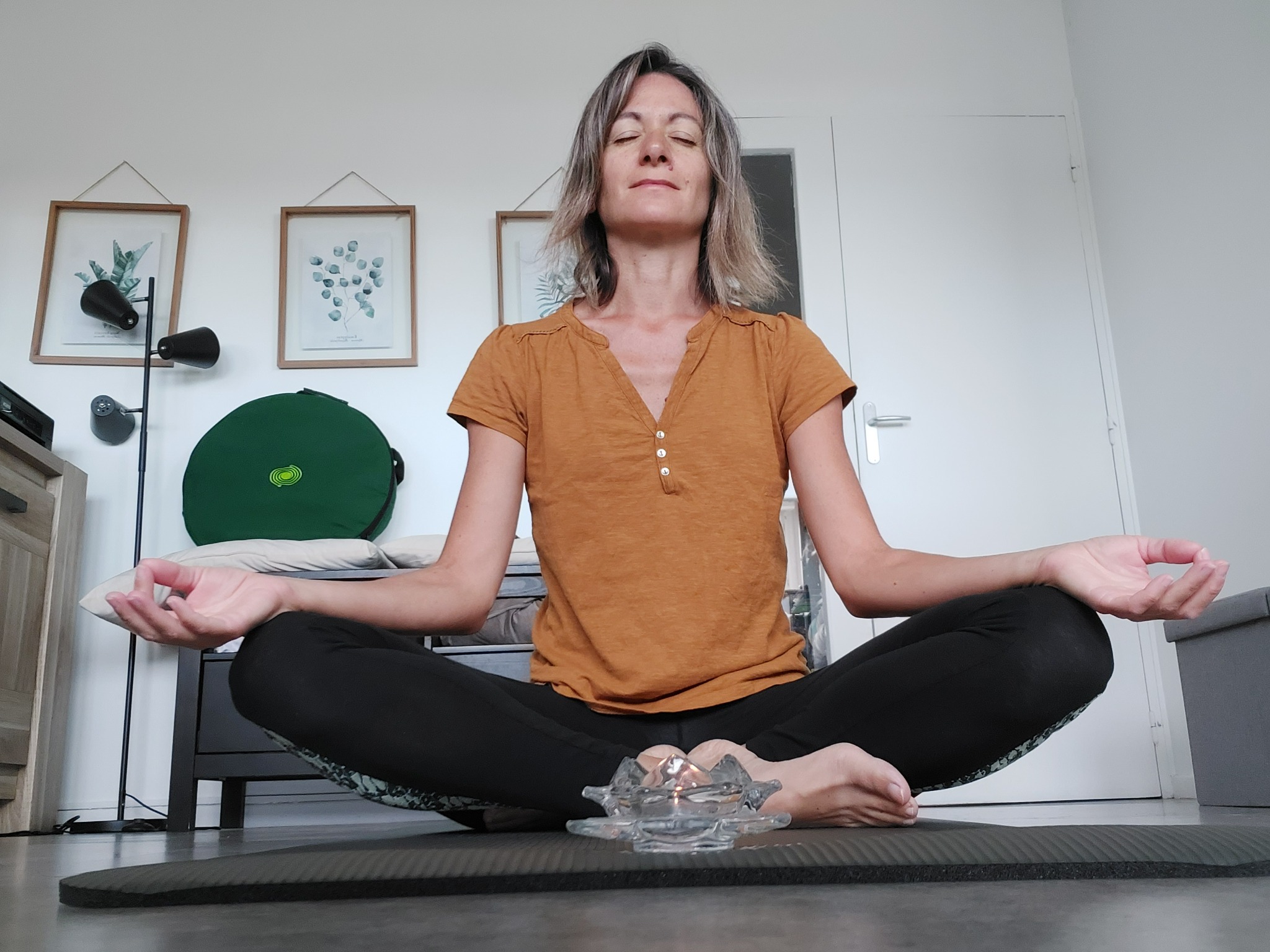 Ophélie en posture de méditation dans son espace de soin