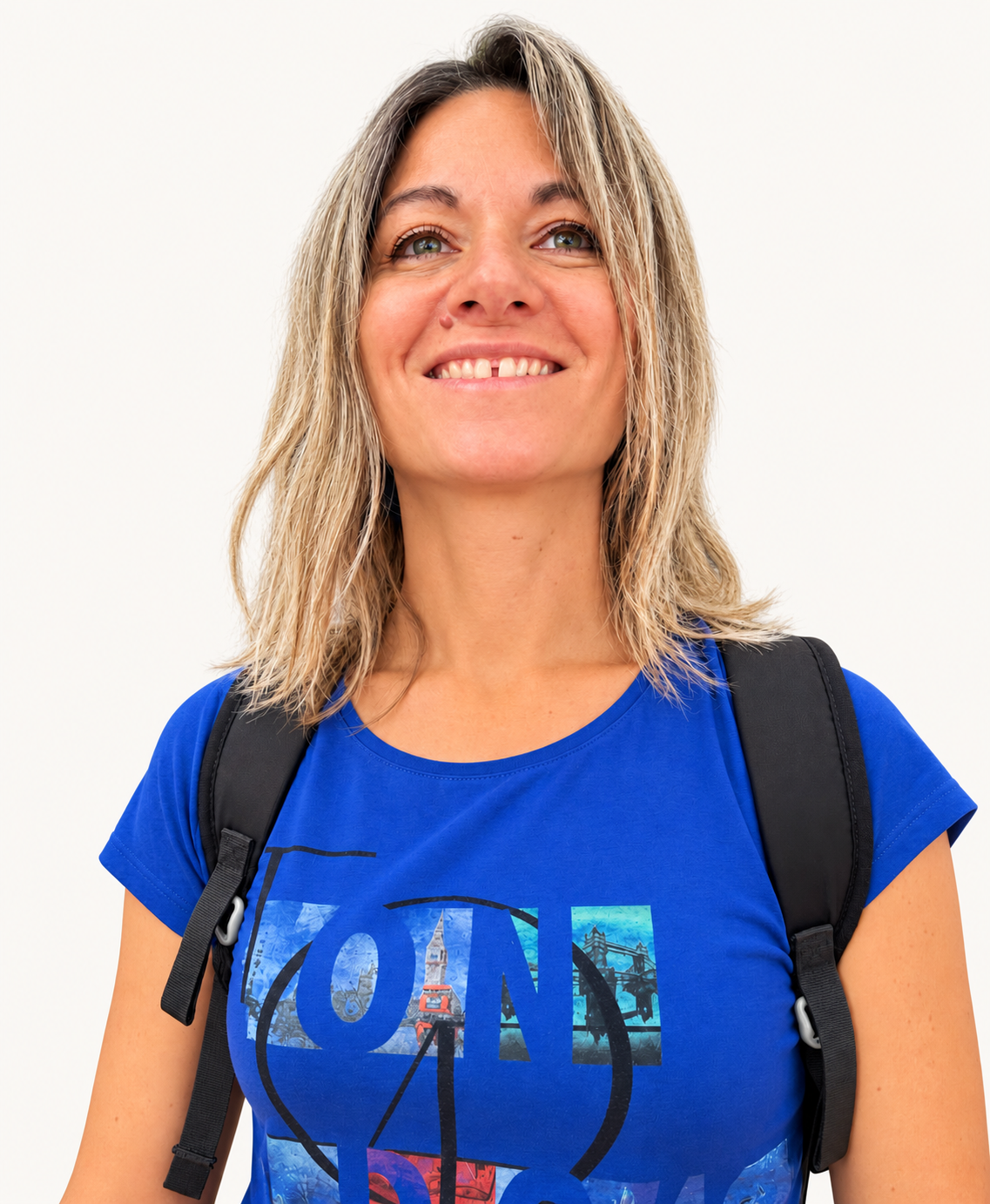 Portrait souriant d’Ophélie Boumela sur fond clair